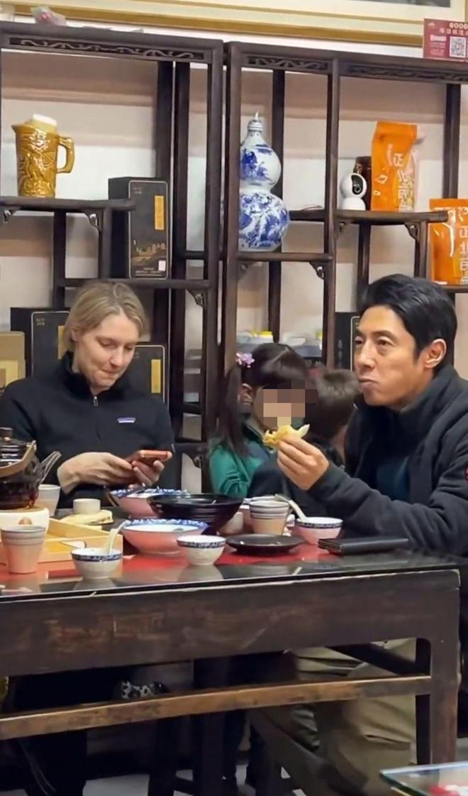 撒贝宁一家人来大同品尝当地特色美食（图片来源于网络）