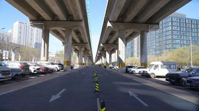房山长阳京良路桥下停车场投用。长阳镇供图