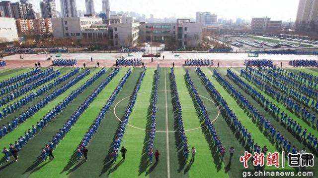 图为学生们井然有序地开展活动。凉州融媒供图