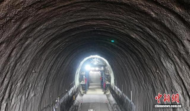 图为4月7日，位于江西九江彭泽县的九江红光港区铁路专用线莫家岭隧道顺利贯通。胡国林 摄