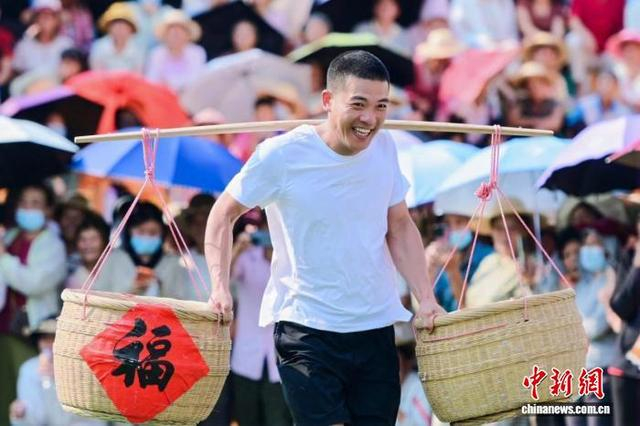 图为家家乐文化月活动上的夫妻运动竞技赛。 李演 摄