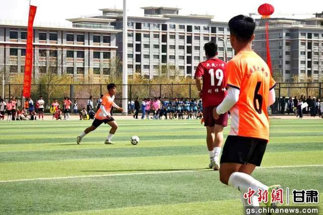 图为开展青少年校园足球赛。凉州融媒供图