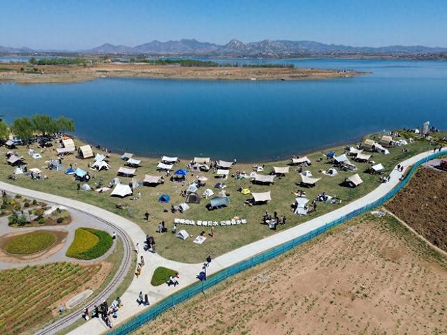 4月4日，游客在山东省滕州市龙阳镇“龙湖月色”省级乡村振兴齐鲁样板片区内露营休闲。新华社记者朱峥 摄