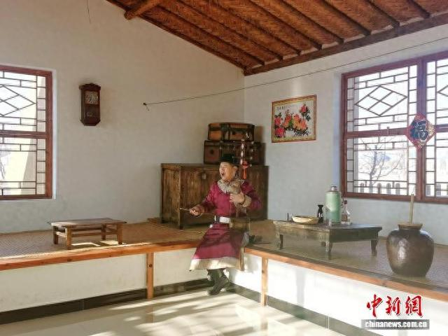 何庆轻声哼唱着乌钦。梅里斯达斡尔族区委宣传部 供图