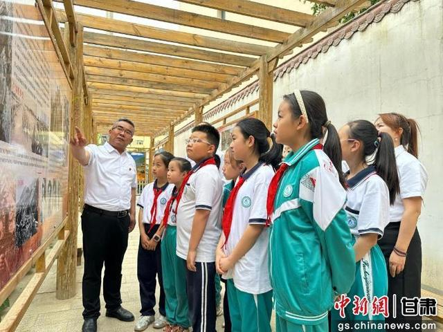 图为学校组织学生开展研学活动。凉州融媒供图