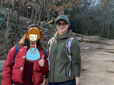 朱亚文老婆沈佳妮爬山被偶遇，脸颊泛红，三耳洞抢镜，状态好真实
