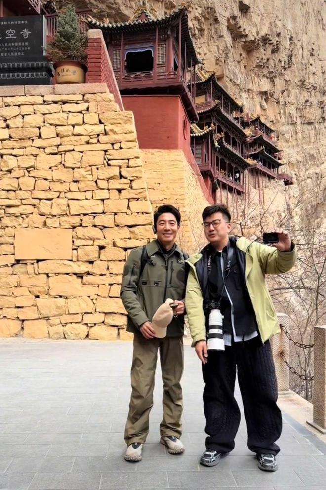 游客在大同悬空寺与撒贝宁合影（图片来源于网络）