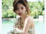 章若楠粉色毛衫，搭配白色运动裤，少女感十足！