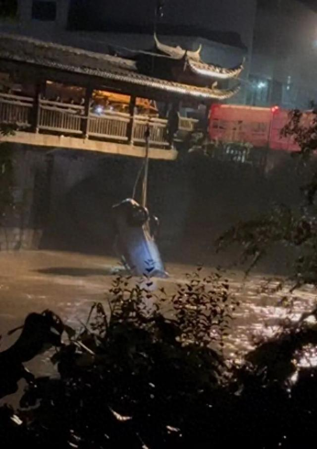 现场救援画面