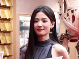 卢昱晓现身三里屯品牌活动，被小狗吸引驻足