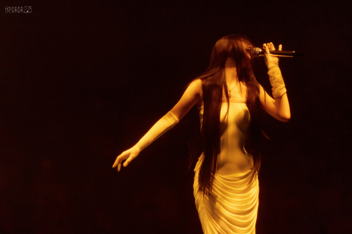 2026年3月28日单依纯“纯妹妹2.0”巡回演唱会·深圳站上，最后一次翻唱《李白》，也成为李荣浩公开维权的导火索。图片来自 “单依纯官方工作室”微博。