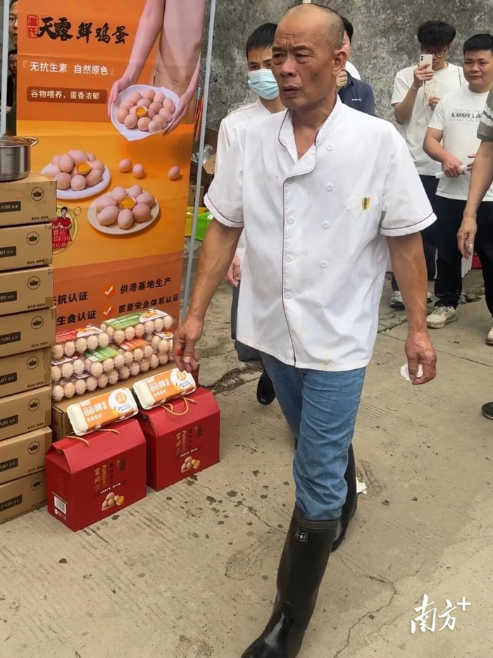 莫叔在厨房和餐桌间穿梭。图源：南方+