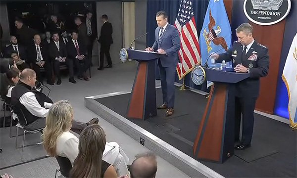 美国国防部长赫格塞思和美国参谋长联席会议主席凯恩举行新闻发布会 视频截图