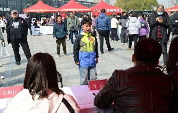 3月21日，河南郑州，短剧演员选拔活动中，一位小朋友在进行才艺展示。视觉中国供图