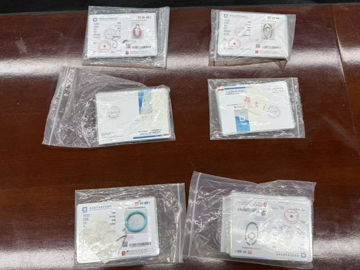 被害人购买的部分假冒工艺品及证书