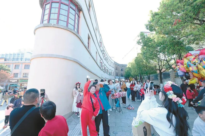 清明假期，昆明老街迎来众多游客。 杨艳辉/摄