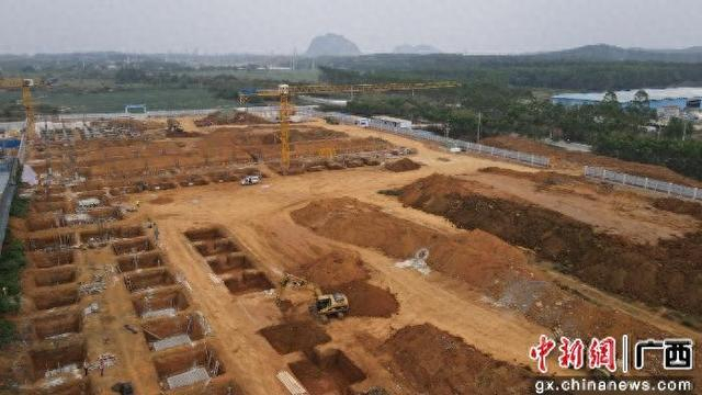 图为广西荣辉科技显示器结构件、包材生产项目建设现场。潘亮 摄