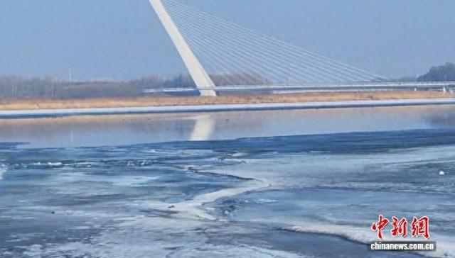 松花江哈尔滨城区段部分航道冰面大面积消融。哈尔滨海事局 供图