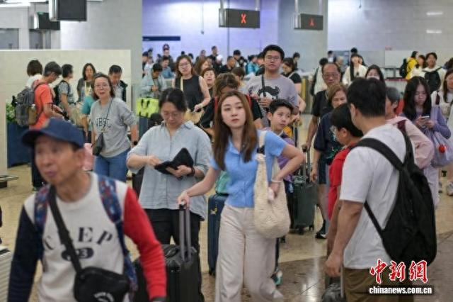 4月7日，香港西九龙高铁站的抵港大堂人潮涌动。 中新社记者 陈永诺 摄