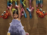 程晓玥挺孕肚给女儿过生日，3岁胖豆好可爱，富豪老公面相憨厚