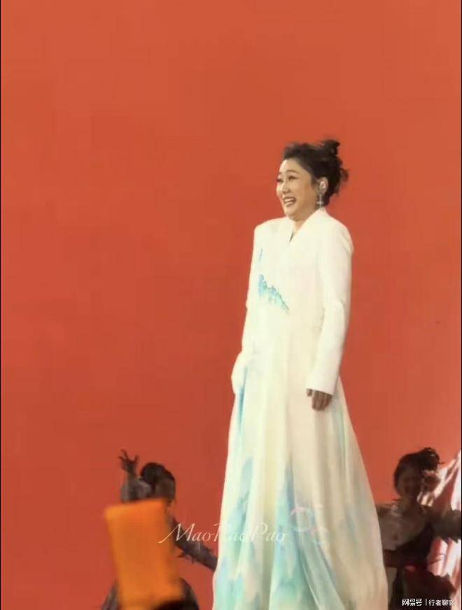  更值得深思的是，凤凰传奇的国民度，从来不是靠流量堆砌。他们的歌曲跨越三代人，从《月亮之上》到《奢香夫人》，早已刻进国人DNA，前奏响起便是万人齐唱。相比那些遇雨就取消、设备故障便停演的流量歌手，凤凰传奇凭借二十八年的默契与坚守，证明了真正的舞台可以经受暴雨洗礼。他们不依赖华丽舞美、不玩煽情套路，仅凭扎实唱功与真诚态度，将每一场演出都化作全民狂欢。这场暴雨演唱会，注定成为华语乐坛经典。它告诉我们：最动人的音乐，不在于精致包装，而在于穿透风雨、直抵人心的力量；最难忘的舞台，不在于完美无缺，而在于艺人与歌迷彼此信任、共同创造的记忆。凤凰传奇用一场雨中狂欢，再次证明：国民组合的底气，始终存在于歌声里、真诚里，以及与观众并肩的每一个瞬间。