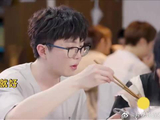 吃到曾毅亲手下的粉，李雪琴体重也不控制了，端起碗狂吃到打嗝