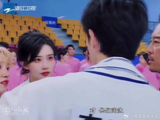 对视一起转头再对视 昀孟的眼神私聊时刻