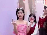“女星为防走光解锁新技能，比如王楚然上双重保险， 白鹿转身前后提抹胸… ”