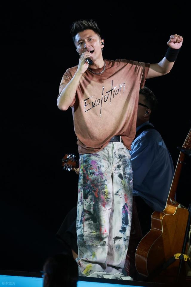 英皇群星演唱会内讧!总监王双骏深夜请辞,怒揭连歌手面都见不到|香港金像奖|谢霆锋|刘伟强|音乐总监|放手_手机新浪网