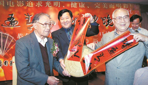             2006年，徐桑楚（左）与吕其明、许朋乐在一起 胡晓芒  摄          