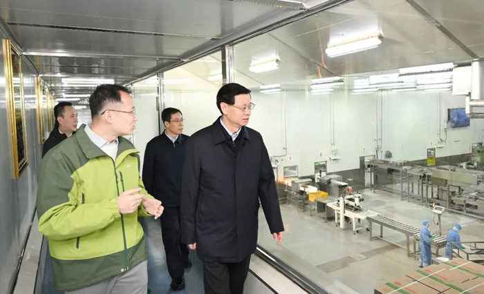 省委书记许昆林在辽宁安井食品有限公司参观生产线。