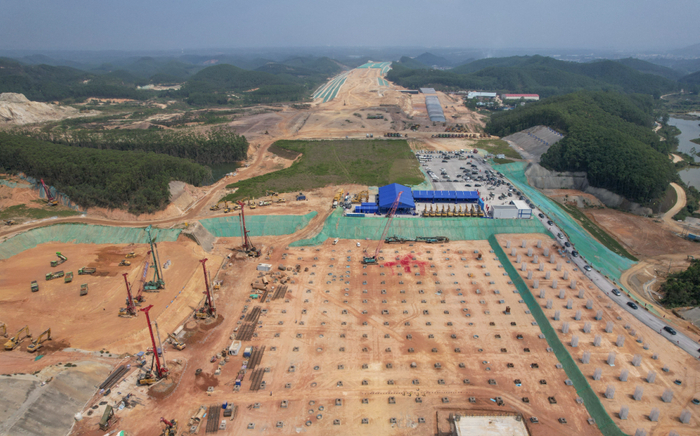 ▲2026年3月25日，广州新机场项目在广东省佛山市高明区开工建设。图/IC photo
