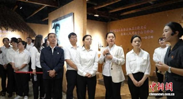 2025年6月28日，学员在善洲林场参观学习。施甸县融媒体中心 供图