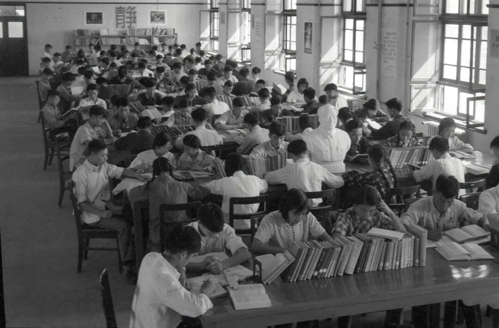 1959年，学生们在西迁后的交大校园图书馆阅览室内学习（资料照片）。新华社发