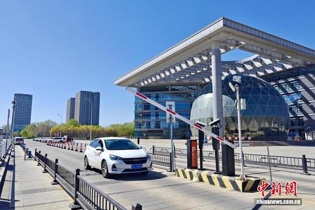 司机驾驶车辆在银川国际会展中心停车场依托停车通付平台实现无感支付离场。李晓歌 摄