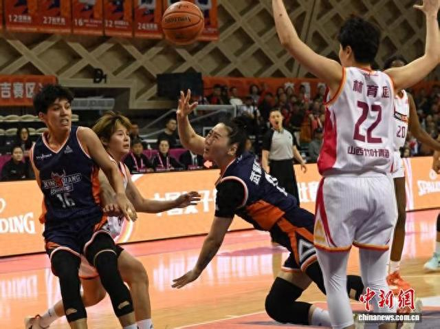 新疆女篮武桐桐在比赛中上篮。新疆天山女篮俱乐部供图