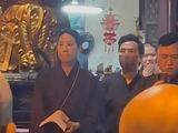 62岁甄子丹携妻子寺庙拜佛，咖啡店偶遇合影曝光。
