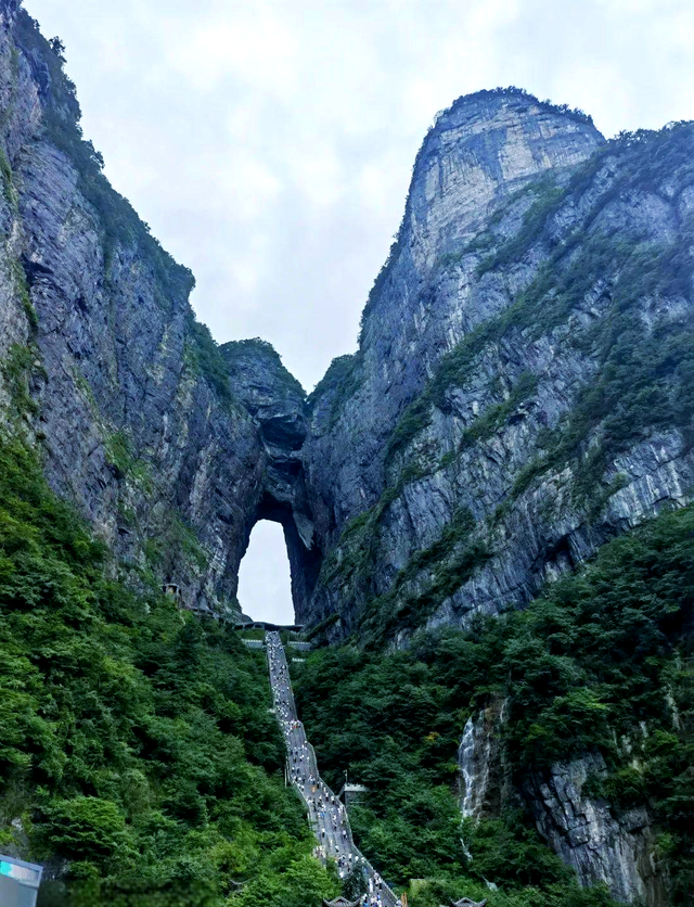 张家界天门山游玩指南，老人也能轻松逛_退休去看山|天门市|玻璃栈道|天门洞|张家界天门山旅游景区|湘西土家族苗族自治州_新浪新闻