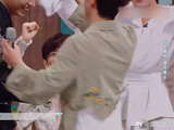 成毅终于泼到秦霄贤，曾舜晞连忙将他抱住，太开心