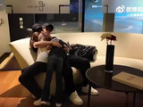 陈赫张子萱瑞士度假秀恩爱，一家四口比心互动