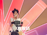 万妮达UGG活动现场开麦演唱，蝴蝶结发型吸睛