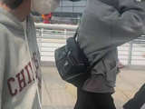 丞磊今日份上海出发饭拍 完全男友风来的 随便一搭就是潮男