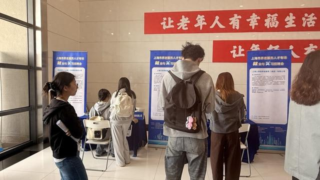 招聘现场。王海燕摄