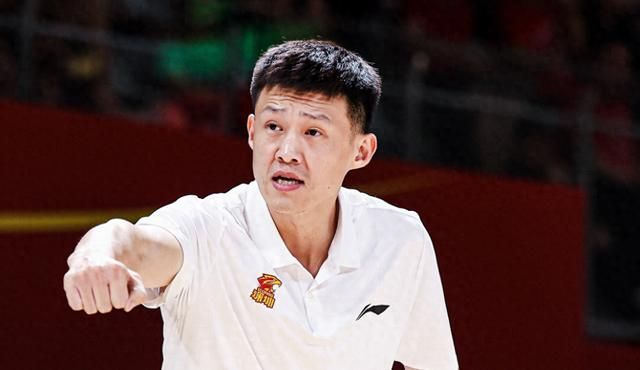 更早之前，深圳男篮功勋球员邱彪执教，中途离任远赴新疆，也是郑永刚临危顶岗。