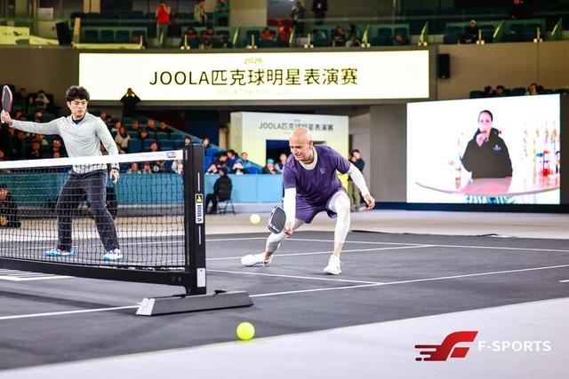 阿加西（右一）在比赛中。活动主办方供图