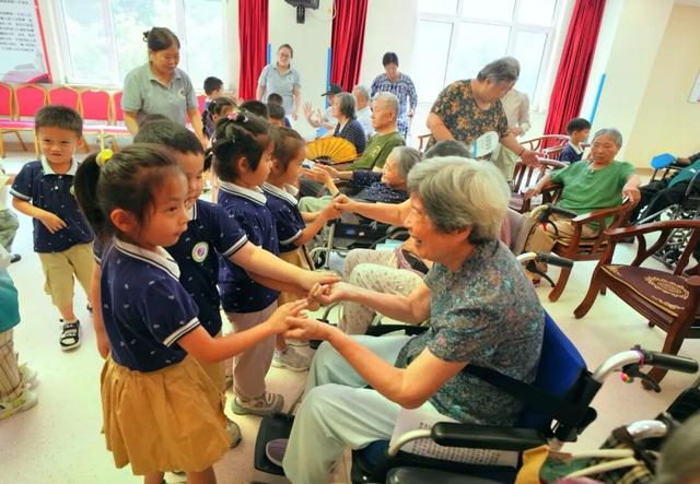 2025年7月23日，在大兴区亦庄养老服务中心，小朋友和老人们一起活动娱乐。图源：北京日报