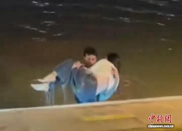 尤博当晚救人画面。钱塘区委宣传部供图