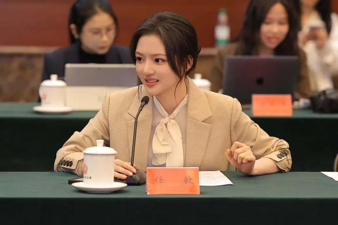 图为剧中律师秦睿的饰演者任敏在会上谈创作感受。