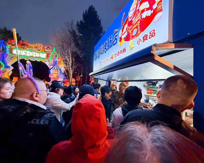 两场演出结束后，人们纷纷挤在王铁柱妈妈的烤肠店门口。新京报记者 咸运祯 摄