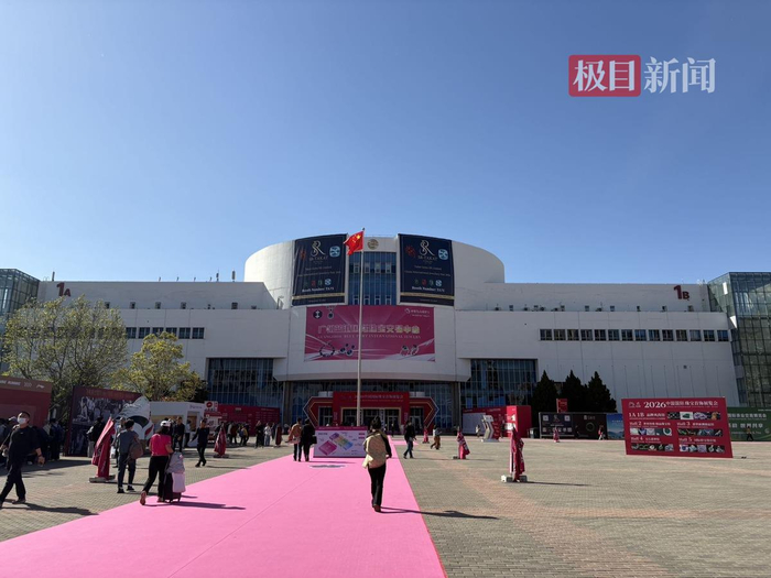 估价2600万元翡翠原石亮相中国国际珠宝展，参展商：能切出五六条价值超300万元手镯，另可制作多个平安扣等挂件